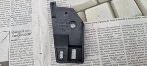 1J1 823 633 A MOTORHAUBENENTRIEGELUNGSGRIFF HALTERUNG VW/Skoda