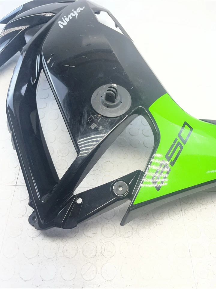 Panel de cubierta de carenado medio lado derecho Kawasaki Ninja EX650 2020-2024 55028-0829 FABRICANTE DE EQUIPOS ORIGINALES Foto 3 de 4
