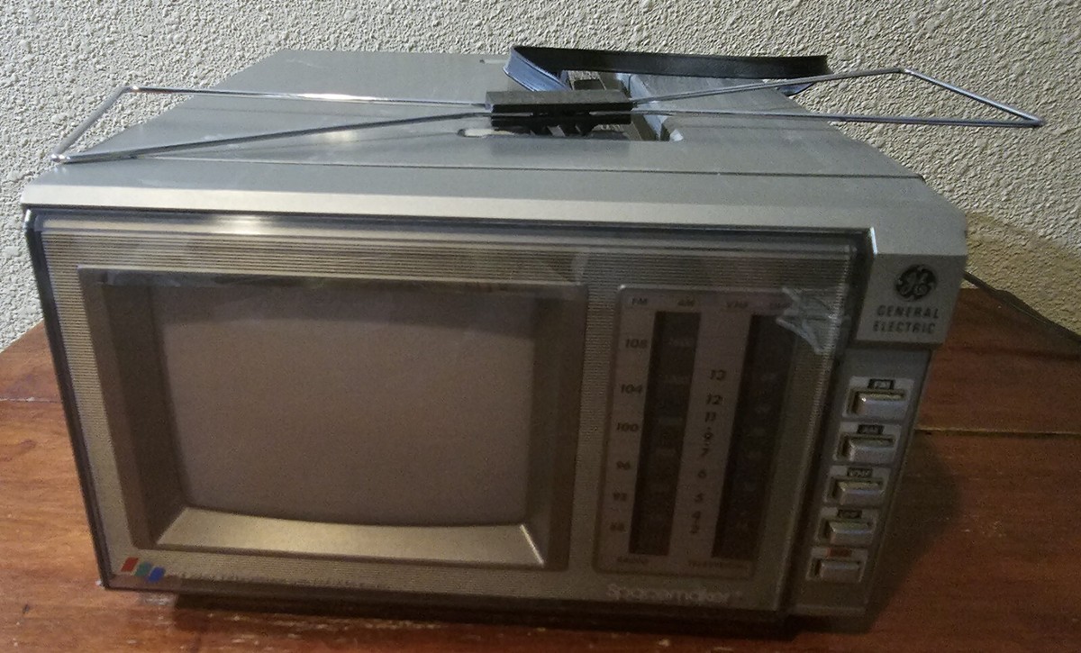 Vintage 1987 General Electric Spacemaker Color TV 7-7650A Working