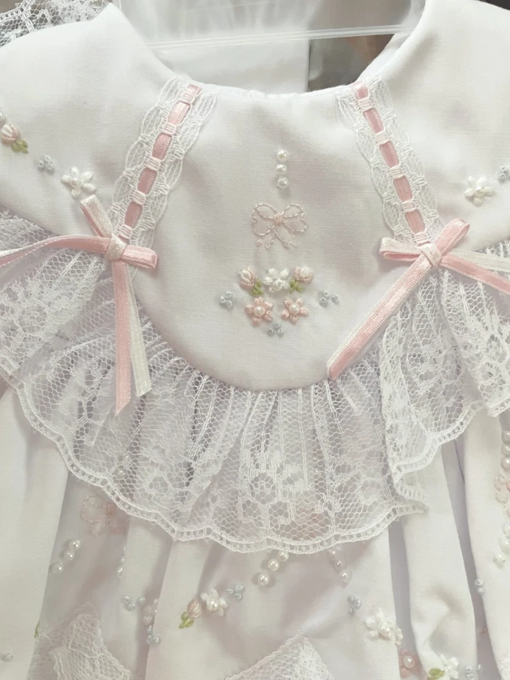 Nuevo con etiquetas Vestido Will'beth Blanco Elegante Encaje Conjunto de 3p 3M 3 Meses Gorro Bloomers Bebé Niña Foto 2 de 4