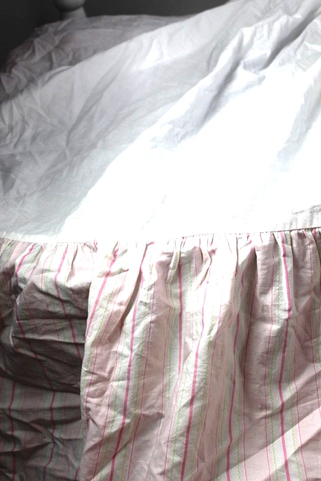 Amy Coe 婴儿床灰尘荷叶边粉色和青柠绿色条纹 LE — 第 2/4 张图片