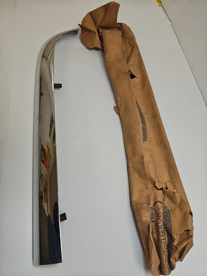 Chrysler Saratoga 1957-1958 capó delantero izquierdo a moldura de apertura de rueda 1686519 nuevo de stock Foto 4 de 4