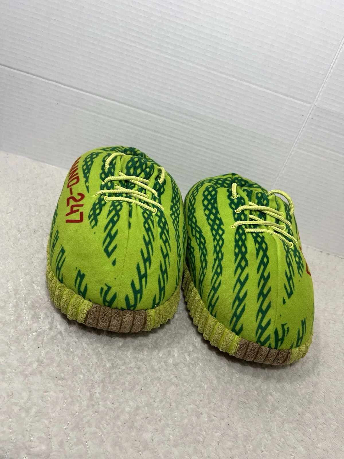 ADIDAS Yeezy Sneaker Slipper Style Unisex Taglia Media Ultra Peluche e Comode Scarpe da Interno.