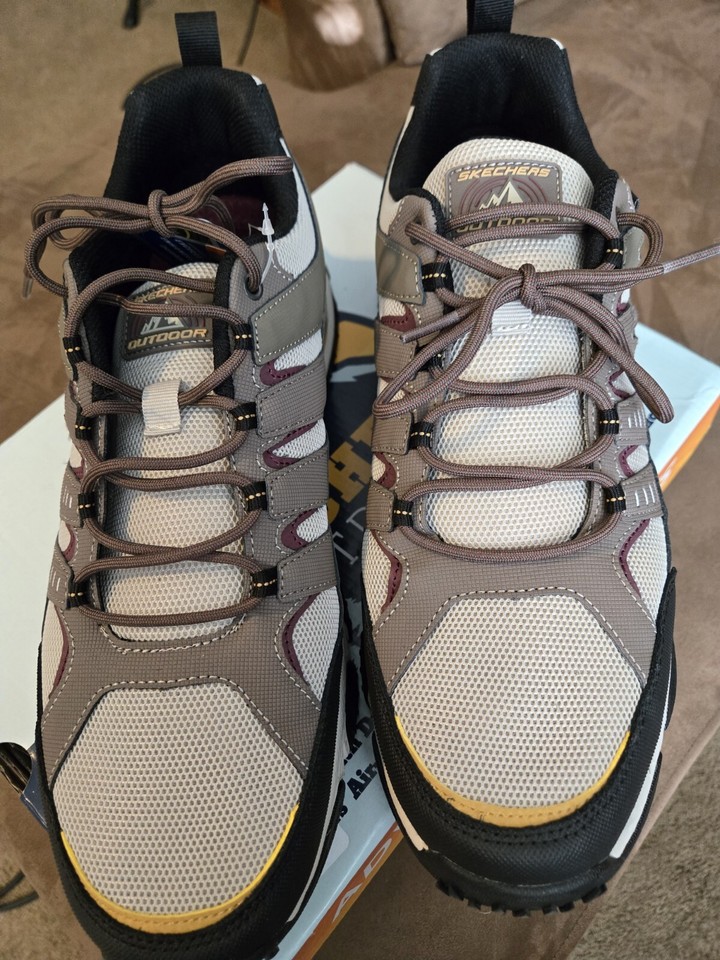 Sketchers AirEnvoy Men's Waterproof Shoes New Size 13 Box has damage