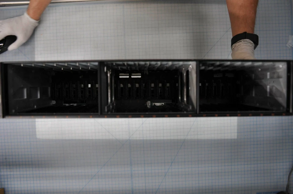 IBM Storwize V3700 Small Form Factor SFF Midplane Enclosure 00Y2422 - Image 3 of 3