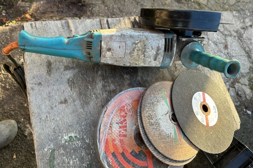 Used 240V Wolf Sapphire - 9" 230mm Angle Grinder & Discs - GWO - Herefordshire - Image 2 of 4