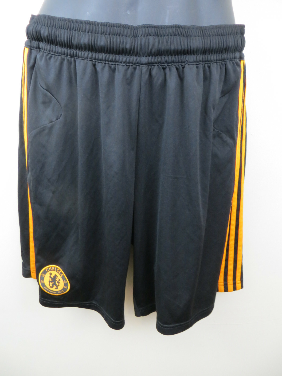 PANTALÓN CORTO ADIDAS ESSENTIALS CHELSEA 7 INCH 3 BANDAS
