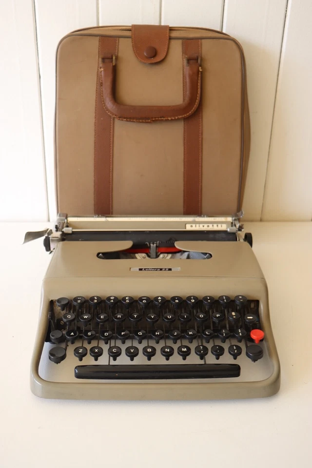 Excellent Condition - OLIVETTI Lettera 22 Portable Typewriter + Original Case - Image 4 of 4