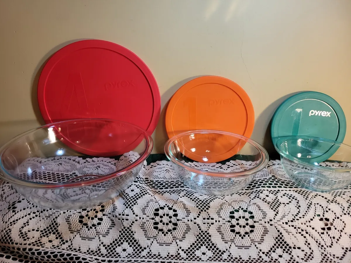 Pyrex Glass Mixing Bowls Set 3 Bowls Nesting Stackable w/Lids 1, 1.5, 4 Qt  Mint!
