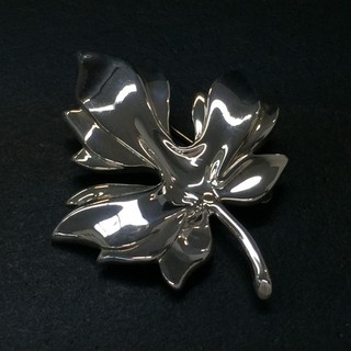 EGA TIFFANY&CO. Broche de hoja de arce de plata 925/9CE1118