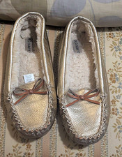 Old Navy Women s Silver Sherpa Moccasin Slippers Faux Fur Lined Slip On US 8