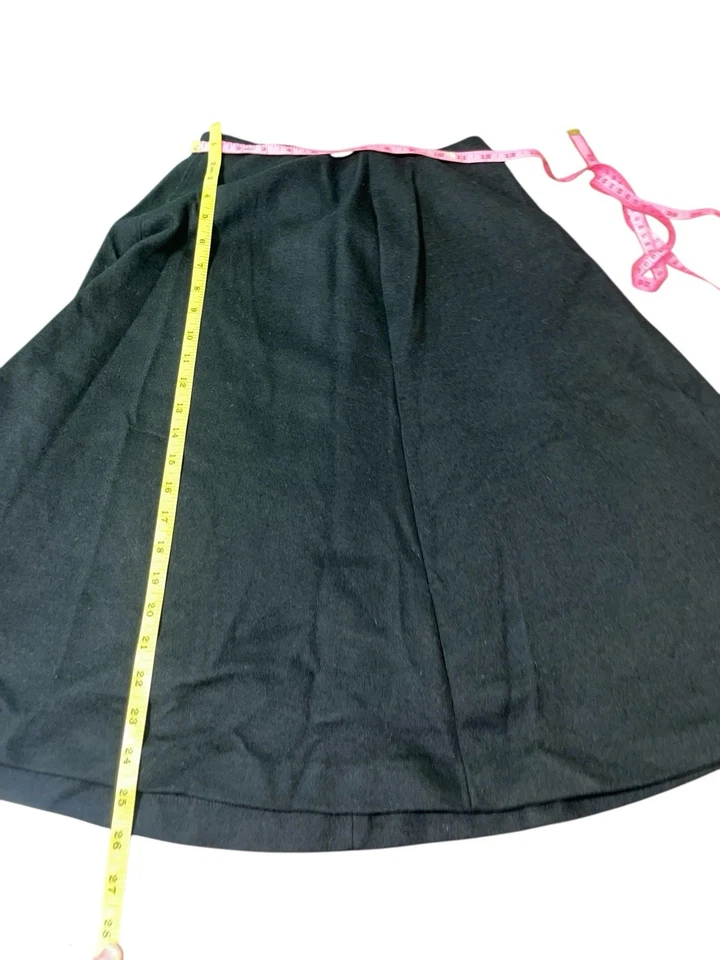 Falda negra con bolsillos UNIQLO para mujer talla pequeña mezcla de lana acampanada cintura alta Foto 4 de 4