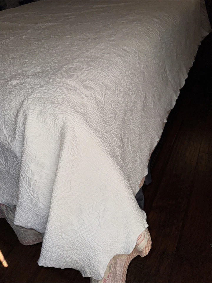 Vintage Classic JC Penny Home Matelasse Full Bedspread 80” x 82” White Textured - Image 2 of 4