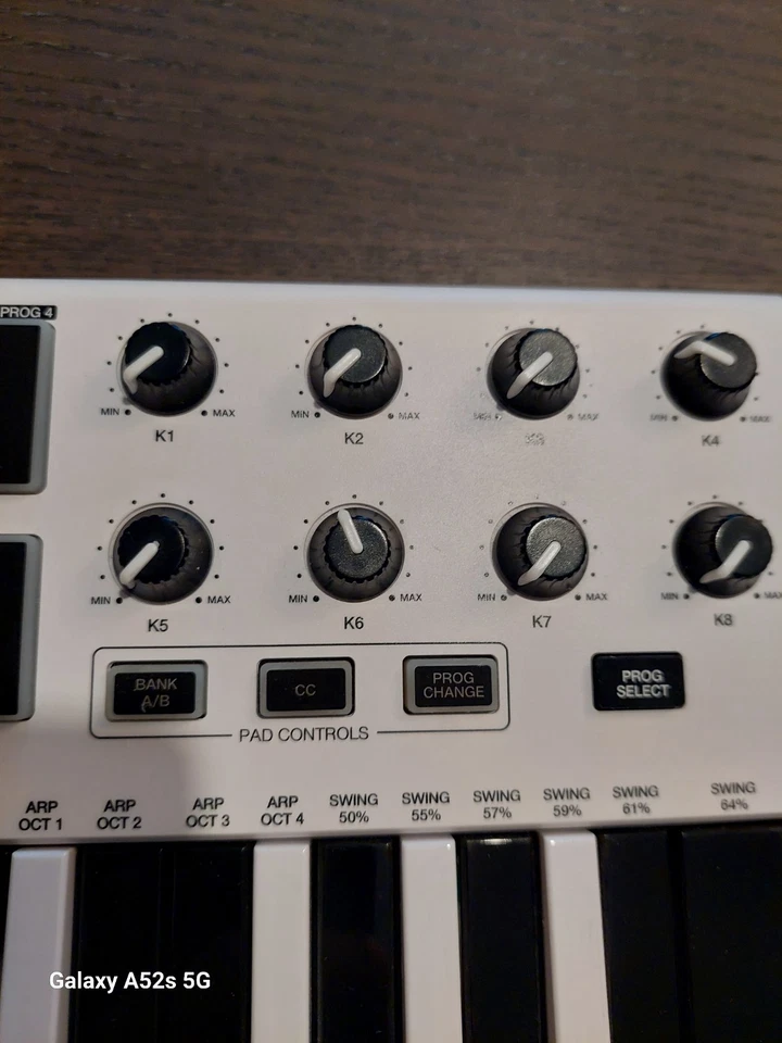 Akai MPK Mini Mk3 MIDI Keyboard-Controller (MPKMINI3W) - Bild 2 von 3