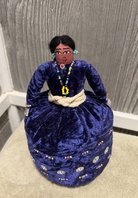 Handgefertigtes dunkelblaues Samtkleid Indianerin Perlen Pailletten verziert
