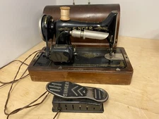 Vintage Singer 1928 Sewing Machine w/Bentwood case  Model 99  AC209520  WORKS!