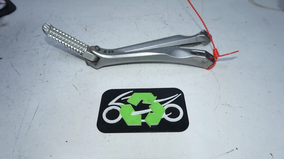 Clavija de pasajero trasera izquierda Yamaha Yzf R1 2004-08 5jj-27431-10-00 ¡ENVÍO GRATUITO!! Foto 3 de 4