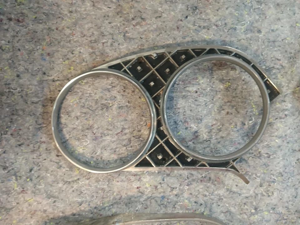 Lincoln Continental 1960 conjunto de biseles de faros OEM con moldura cromada Foto 2 de 4