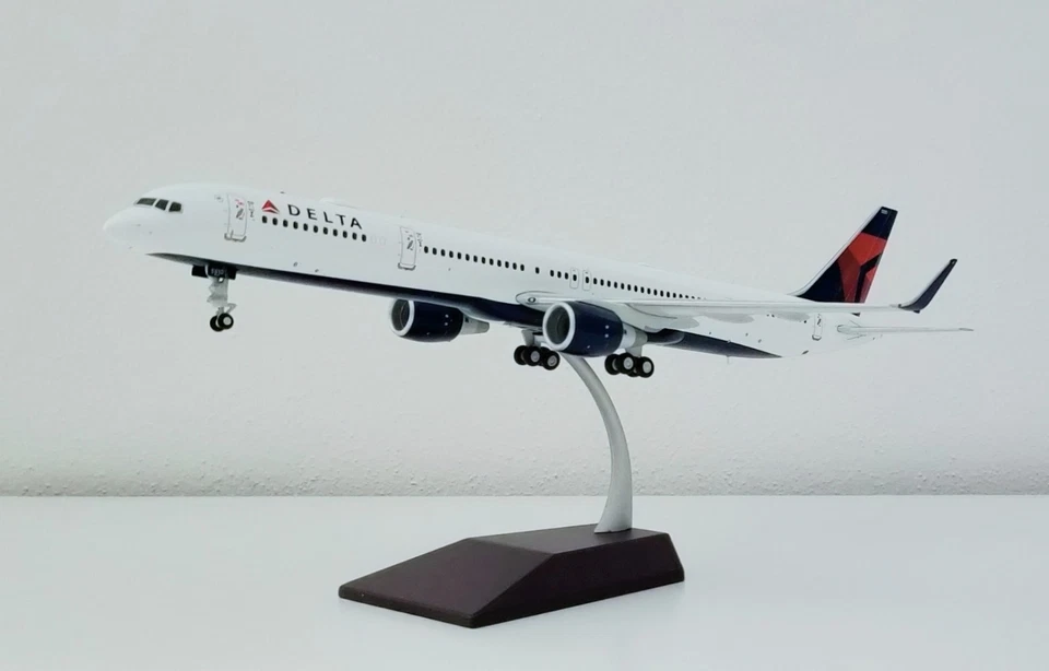 GEMINI 1:200 B757-300 DELTA AIR LINES N590NW, NR. G2DAL1111, WITH STAND - Immagine 3 di 4