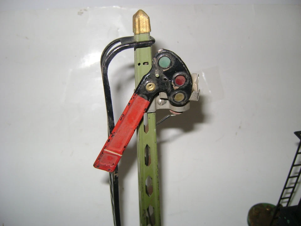 Vintage Set of Model Railroad Stop And Go Signals Pressed Steel Train - Image 3 of 4