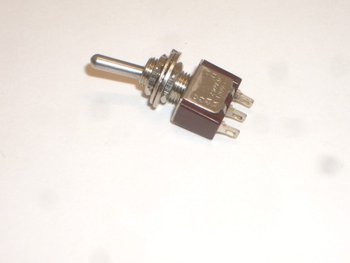 Interruttore A Levetta DPDT Momentaneo GC Electronics 35-018 – (ON)-OFF-(ON), 5A 125VAC