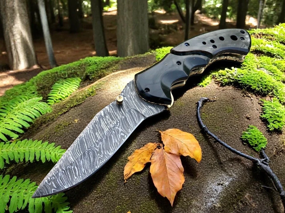 Cuchillo plegable de acero damasco hecho a mano con funda de cuero fino Foto 2 de 4