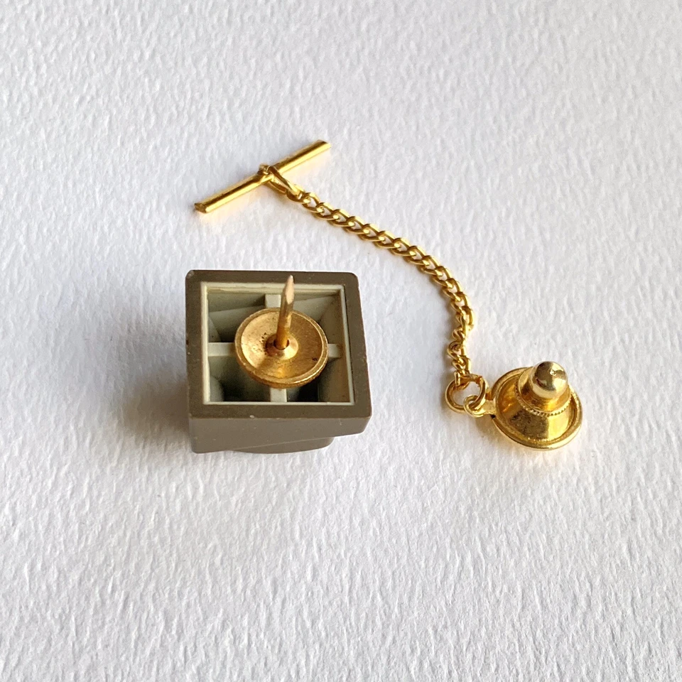 Pin de solapa vintage con botón de teclado con letra con teclado Foto 3 de 4