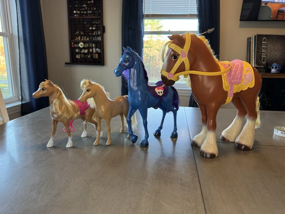Lote de 4 caballos de juguete surtidos - Disney Philippe, Monster High Nightmare, Barbie Foto 2 de 4