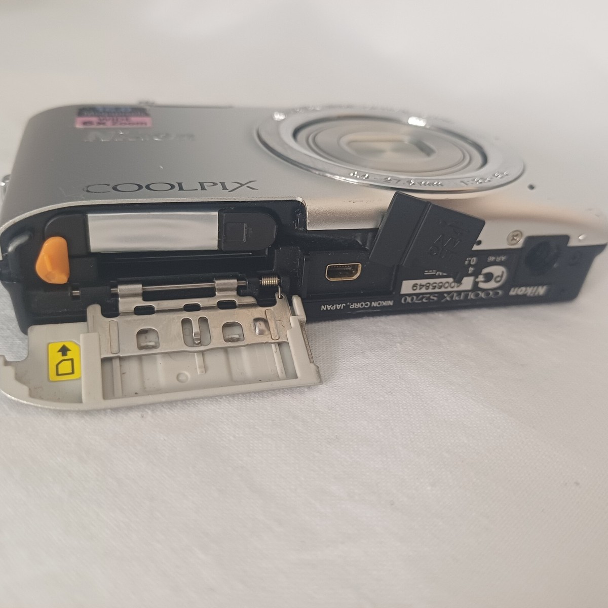 Nikon CoolPix S2700 Digital Camera 6X Wide Optical Zoom