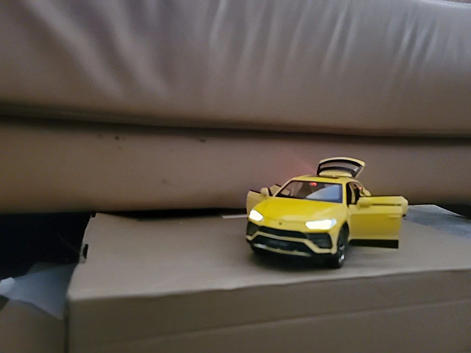 Modelo diecast amarillo de un SUV Lamborghini Urus 1:40 con luz y sonido Foto 2 de 4