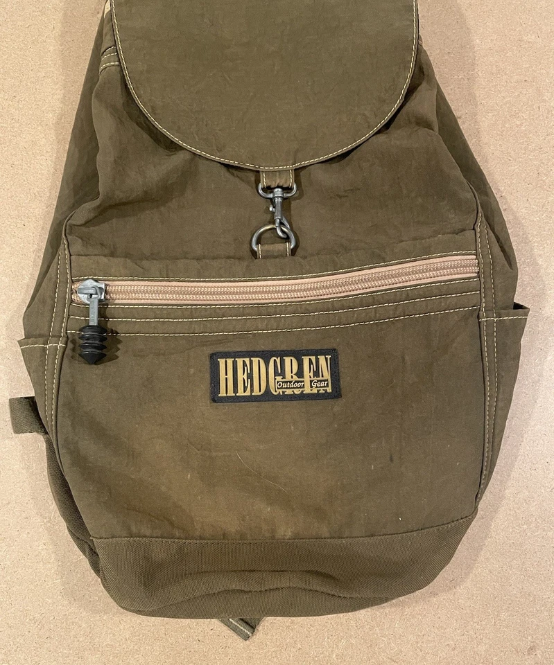 Mochila verde Hedgren. Solapa superior con cierre. Cremallera Signature Hedgreen. Foto 3 de 4