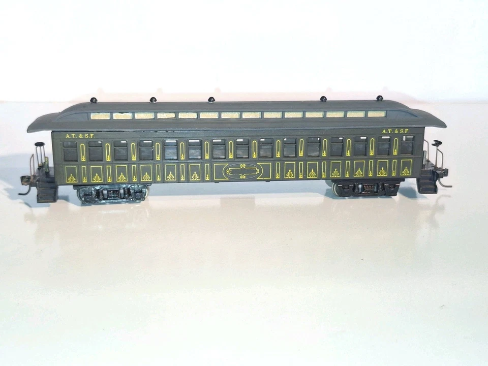 Roundhouse/ Model Power ATSF Clerestory Style Old timer Carriage. HO Scale. - Image 3 of 4