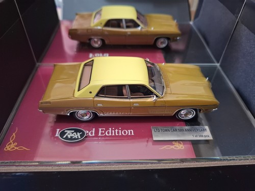 Trax TRLE3 - Ford LTD Town Car P5 50th Anniversary - GOLD - Picture 3 of 7