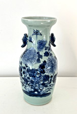 vase porcelaine de Chine  décor  bleu fond céladon .