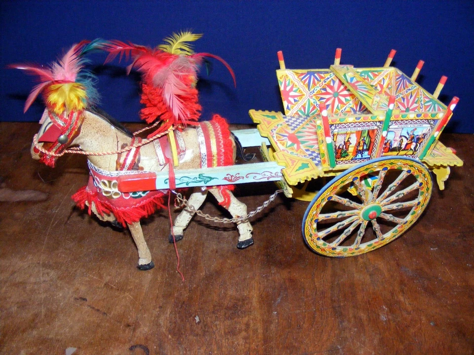 Magnifique Chariot en bois Paint et cheval bien garnis de plume 43 cm de long. - Photo 4/4