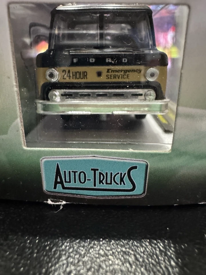 M2 Machines 1970 Ford C 600 Tow Truck Black Gold Auto-Trucks R44 17-50 - Image 2 of 4