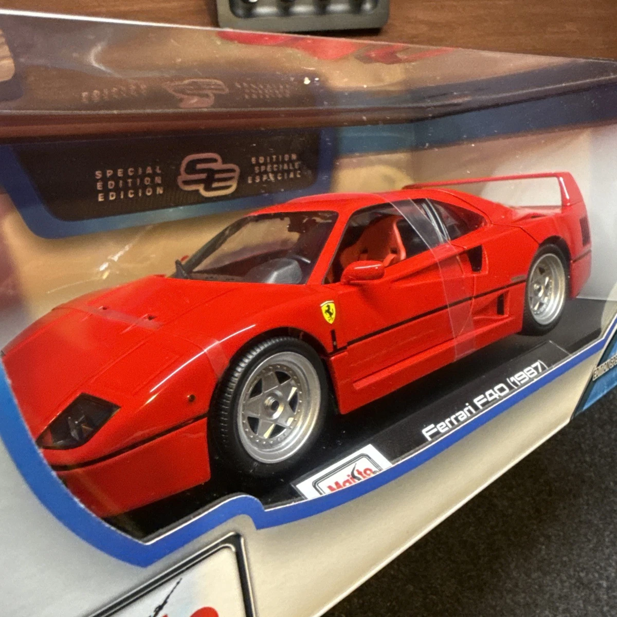 Maisto 1:18 Special Edition 1987 Ferrari F40 Red Diecast Model Car w/ Stand