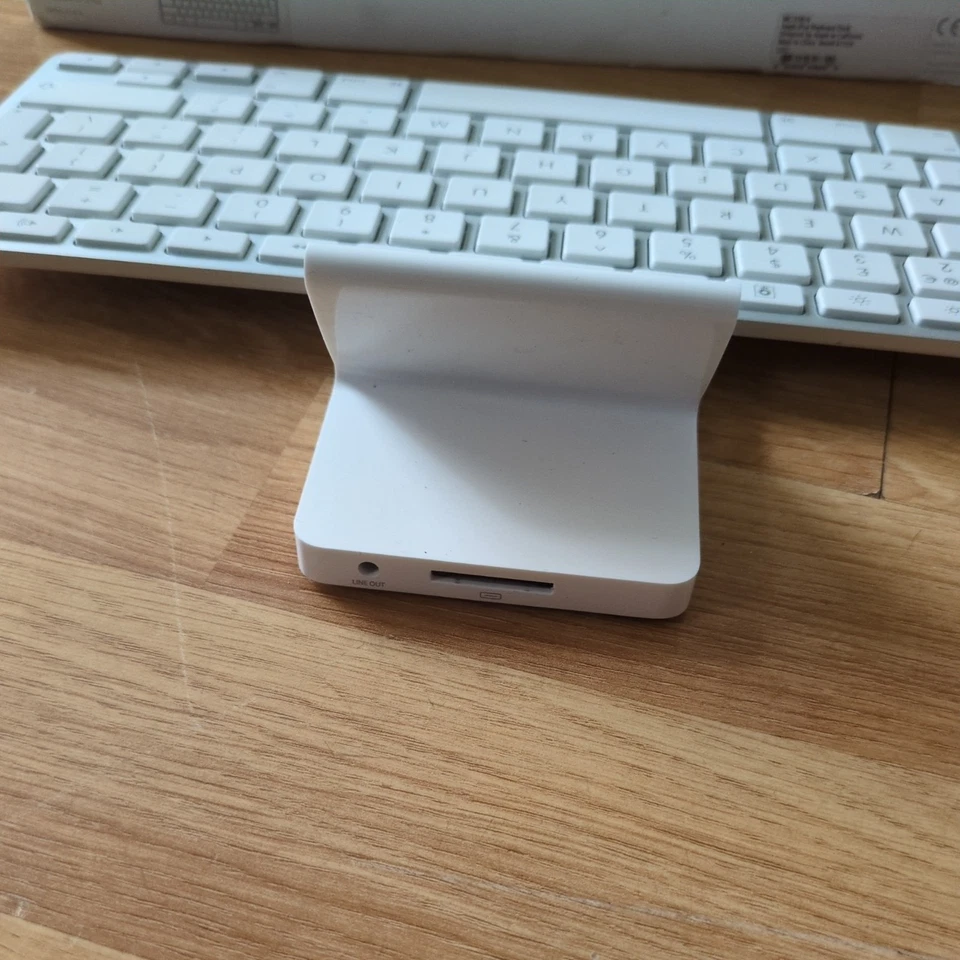 Genuine Apple iPad Keyboard Dock MC533B/A A1359 1st 2nd & 3rd Generation iPad - Image 4 of 4