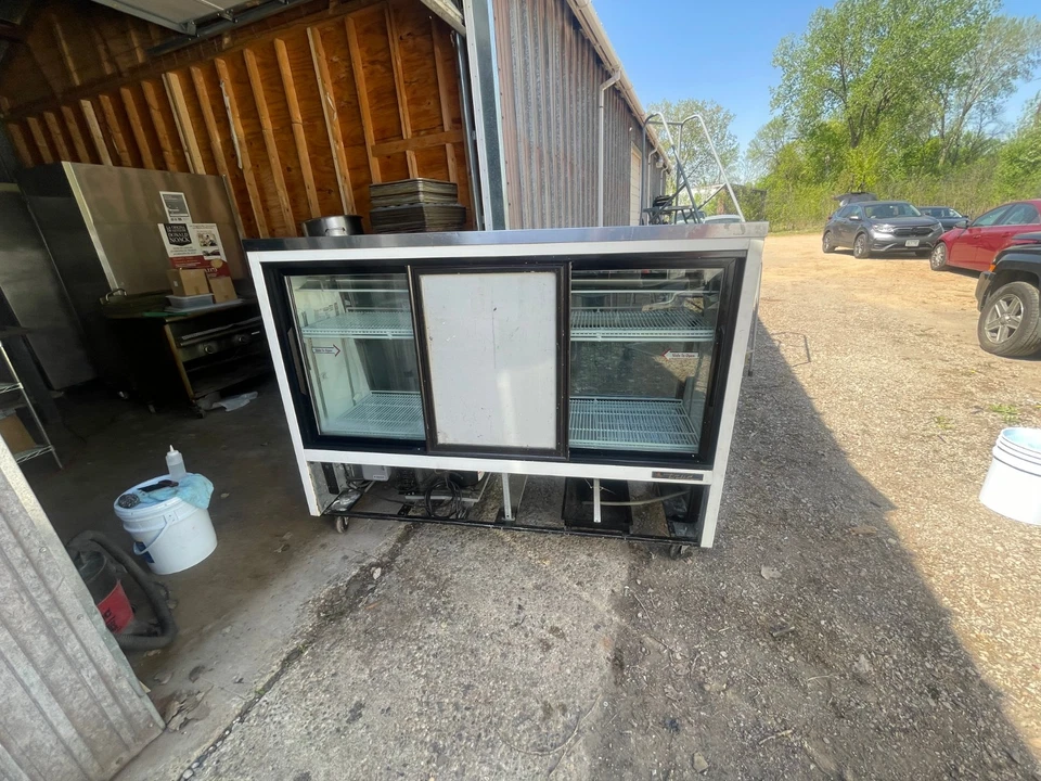 TRUE 72" Refrigerado Deli Estuche Único Trabajo True TSID-72-3 3 Puertas Correderas Foto 2 de 3