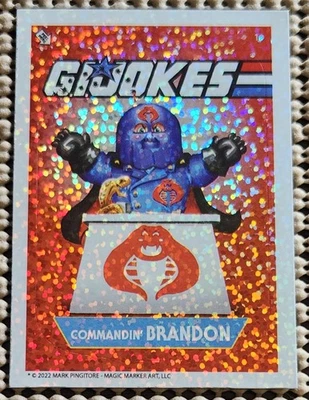 COMMANDIN BRANDON: 2022 G.I. JOKES Serie 1 GPK Parodie Aufkleber #1a FOIL SP CHASE - Bild 1 von 3