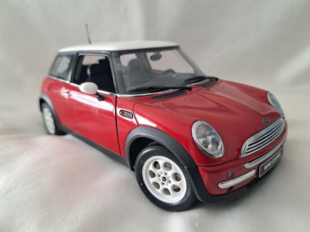 AutoArt - 2001 Millenium Mini Cooper - 1:18 scale - Sword