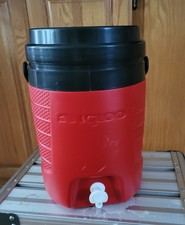 Nowy 2-galonowy sportowy plastikowy dzbanek na napoje Igloo z haczykami - czerwony