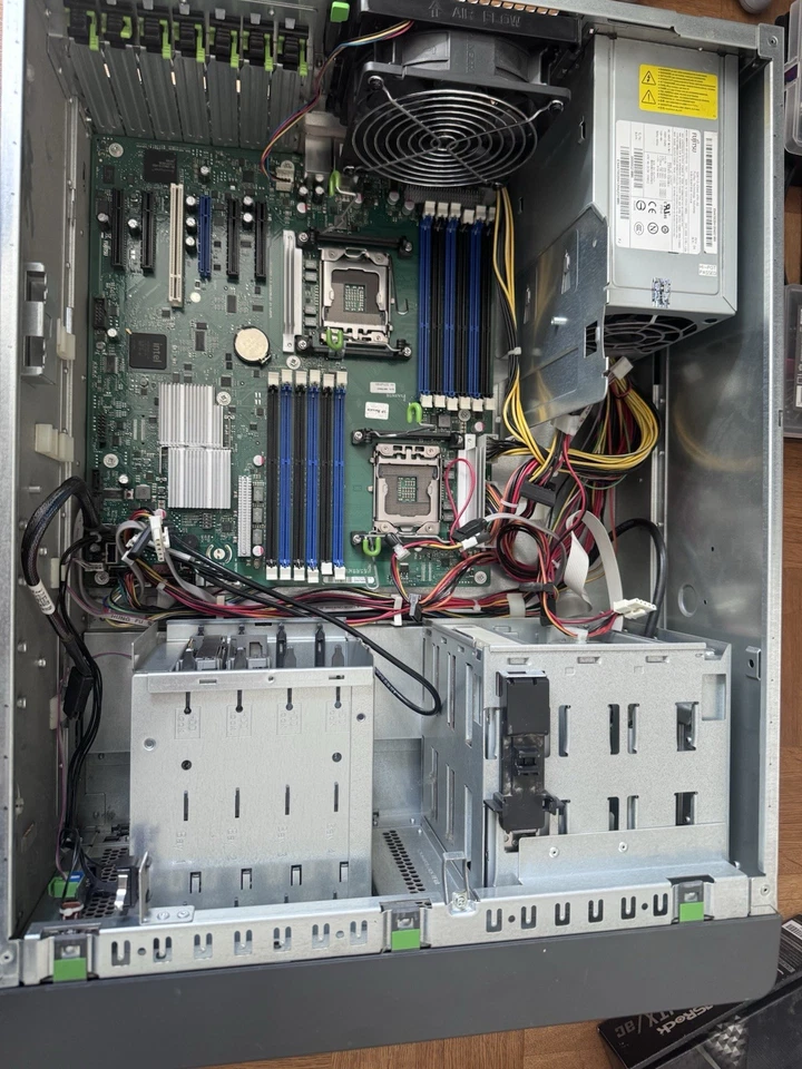 Fujitsu Primergy TX200 S6 Ohne Prozessoren, Schlüssel Vorhanden - Bild 2 von 2