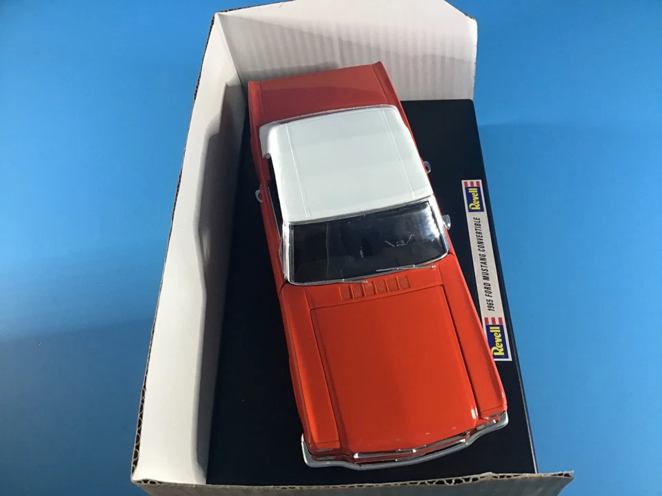 Revell Metal 1:18 Modellauto - '65 Ford Mustang Conv. Soft Top Rot - 08821 - Bild 4 von 4