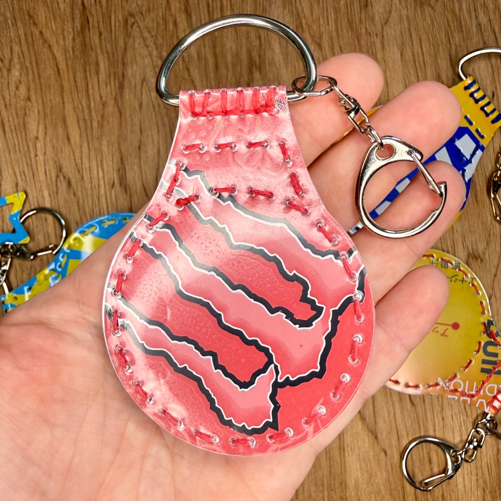 Llavero hecho a mano japonés reciclado lata de aluminio bebida energética recuerdo circular