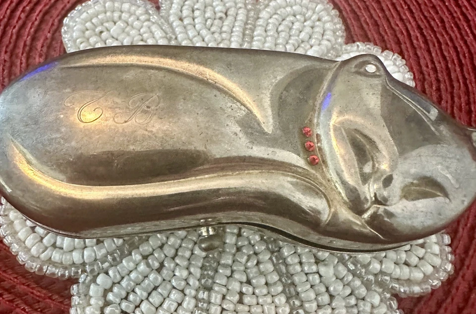 Caja de baratija vintage plateada para gato con piedras y un alfiler para gato. Terciopelo forrado con espejo. Foto 2 de 4