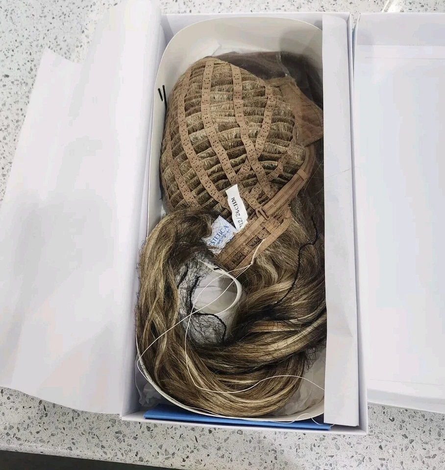 Top largo ondulado Verona by Estetica Designs R12/26CH frente de encaje y monofilamento Foto 3 de 4