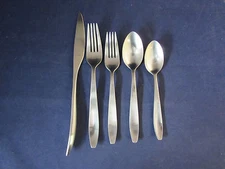 Oneida Stainless Flatware  SESTINA 5pc Place Setting (s)    NEW
