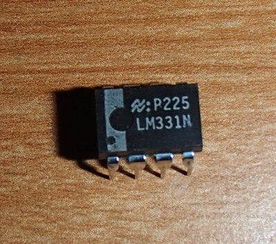 National Semiconductor LM331N Voltage to Frequency Converter (DIP-8)
