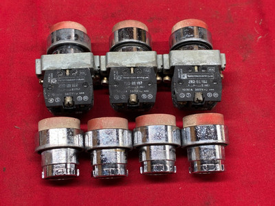 TELEMACANIQUE PUSH BUTTONS ZB2-BE-102 10(6)A 380V RED PUSH BUTTONS (LOT OF 7)